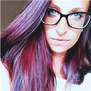 Diplomata al Liceo socio psico pedagogico, impartisce lezioni di ripetizione per classi elementari e medie di Inglese ed Italiano